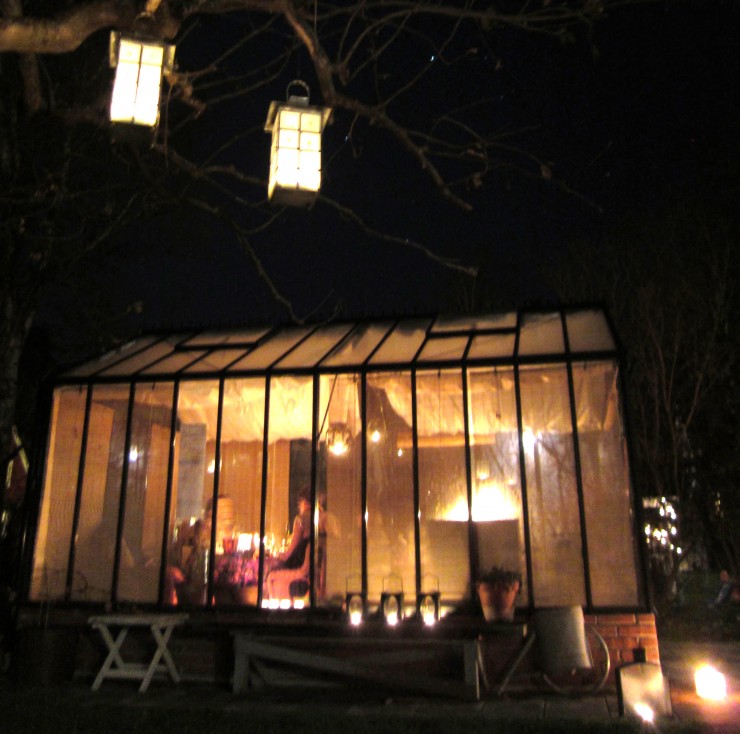 En underbar plats för en middag i november: Ett växthus fyllt av stearinljus.